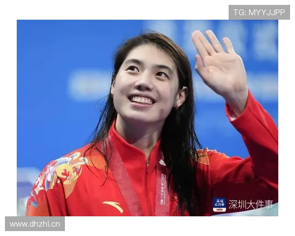 张雨霏泳池边拿香槟喝，隔壁泳道都懵了这是比赛现场？